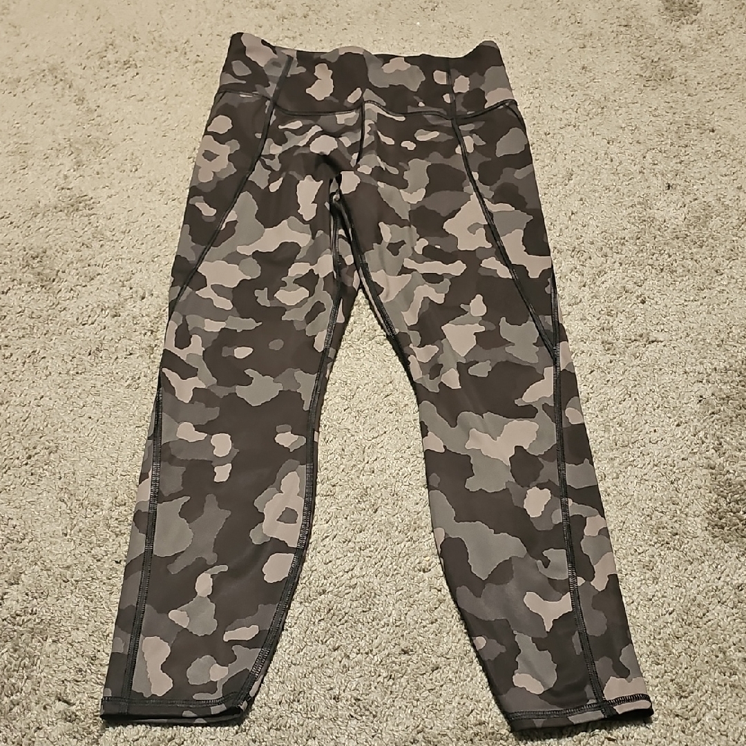 Athleta Lightning Camo 7/8 Tight Size M With Pockets